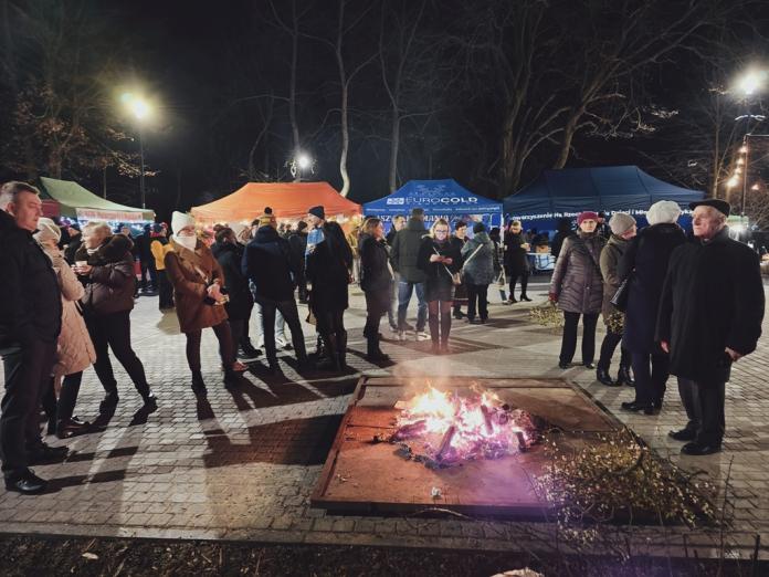 Kolędy, ognisko i opłatek. Mieszkańcy spotkali się na Wigilii Miejskiej w Rykach